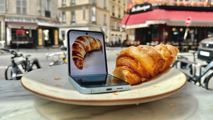 گوشی موبایل سامسونگ Galaxy Z Flip 6 5G با حافظه 256 گیگابایت و رم 12 گیگابایت - با گارانتی