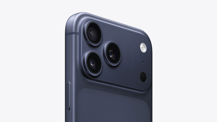 نمای نزدیک دوربین سهگانه iPhone 17 Pro Max رنگ آبی تیره