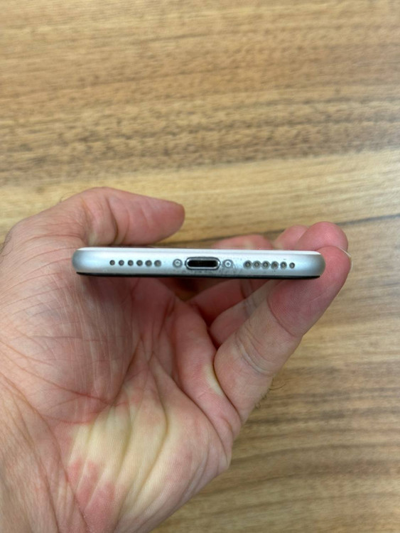 📱 آیفون SE 2020 کارکرده 128گیگابایت پارت آمریکا (MG) سفید – باتری 100٪ سالم – پک اصلی