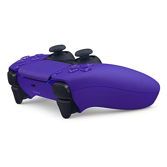 نمای کناری کنترلر پلی استیشن ۵ Galactic Purple و درگاه USB-C
