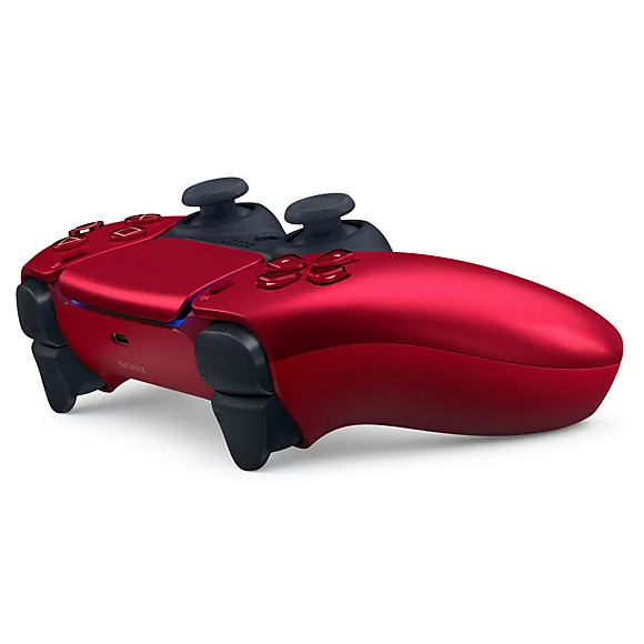 نمای کناری کنترلر پلی استیشن ۵ Volcanic Red و درگاه USB-C
