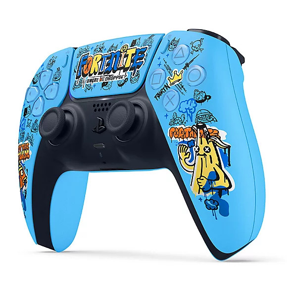 نمای نزدیک دسته DualSense Fortnite Limited Edition با بدنه آبی و طرح شخصیتها