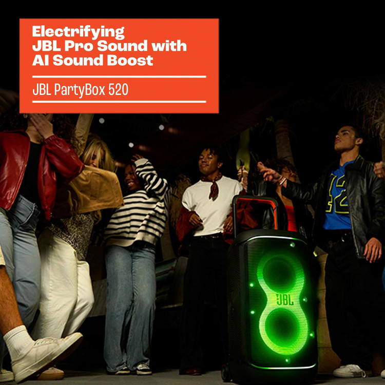 اسپیکر JBL PartyBox 520 با نورپردازی سبز در جمع دوستان و فضای مهمانی