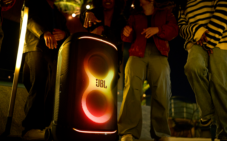 اسپیکر JBL PartyBox 520 با نورپردازی نارنجی در جشن