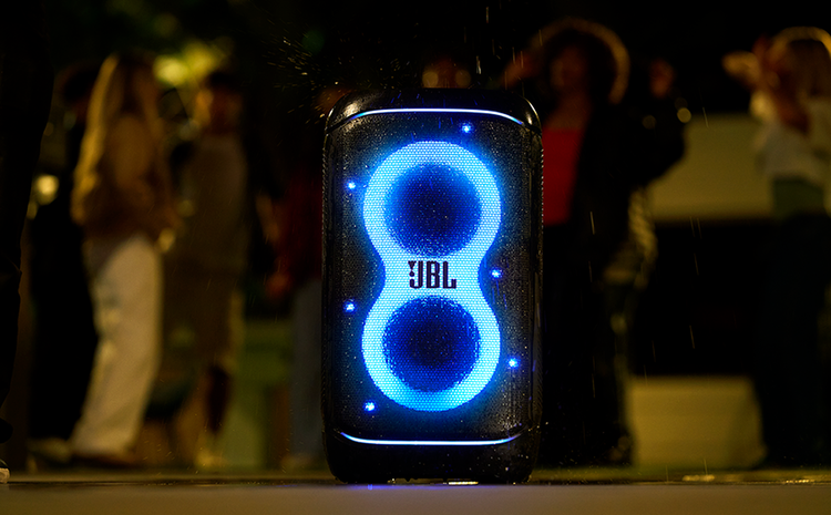 اسپیکر JBL PartyBox 520 با نورپردازی آبی در فضای مهمانی