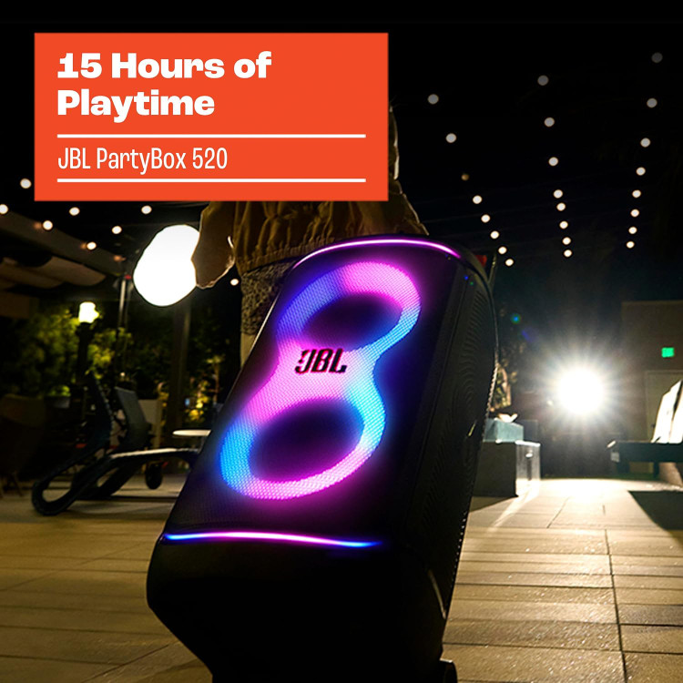 اسپیکر JBL PartyBox 520 با نورپردازی بنفش و آبی در فضای باز