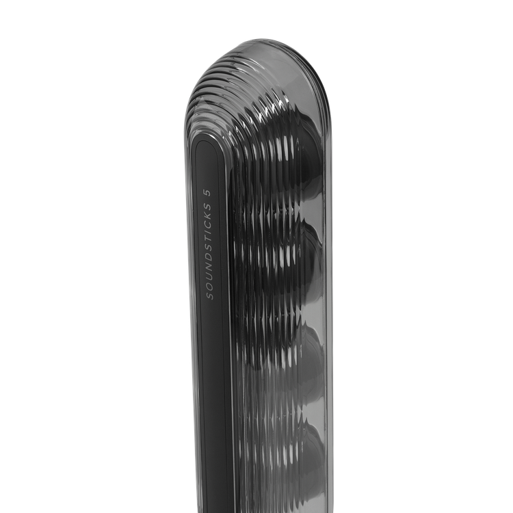 نمای نزدیک بدنه شفاف و درایورهای بلندگوی Harman Kardon SoundSticks 5