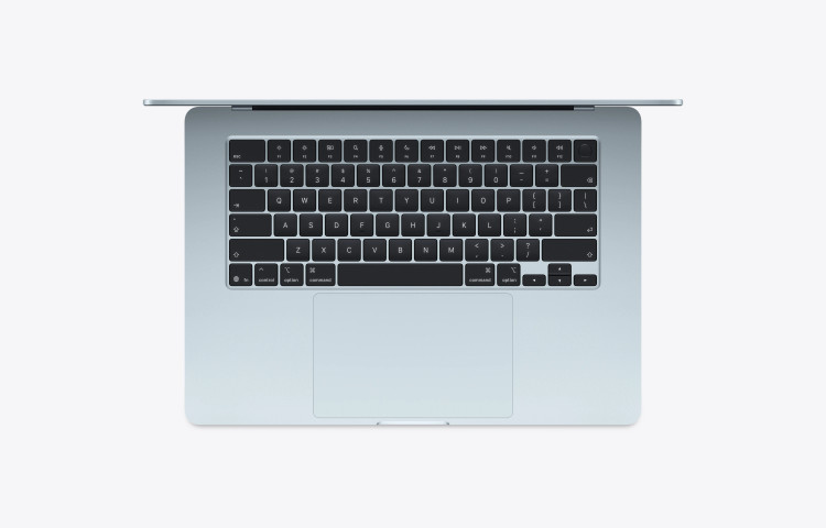 نمای کیبورد و ترکپد MacBook Air 15 اینچی M5 مدل MDVT4 رنگ Sky Blue