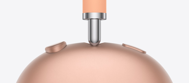 نمای نزدیک اتصال هدبند و گوشی هدفون AirPods Max 2 نارنجی