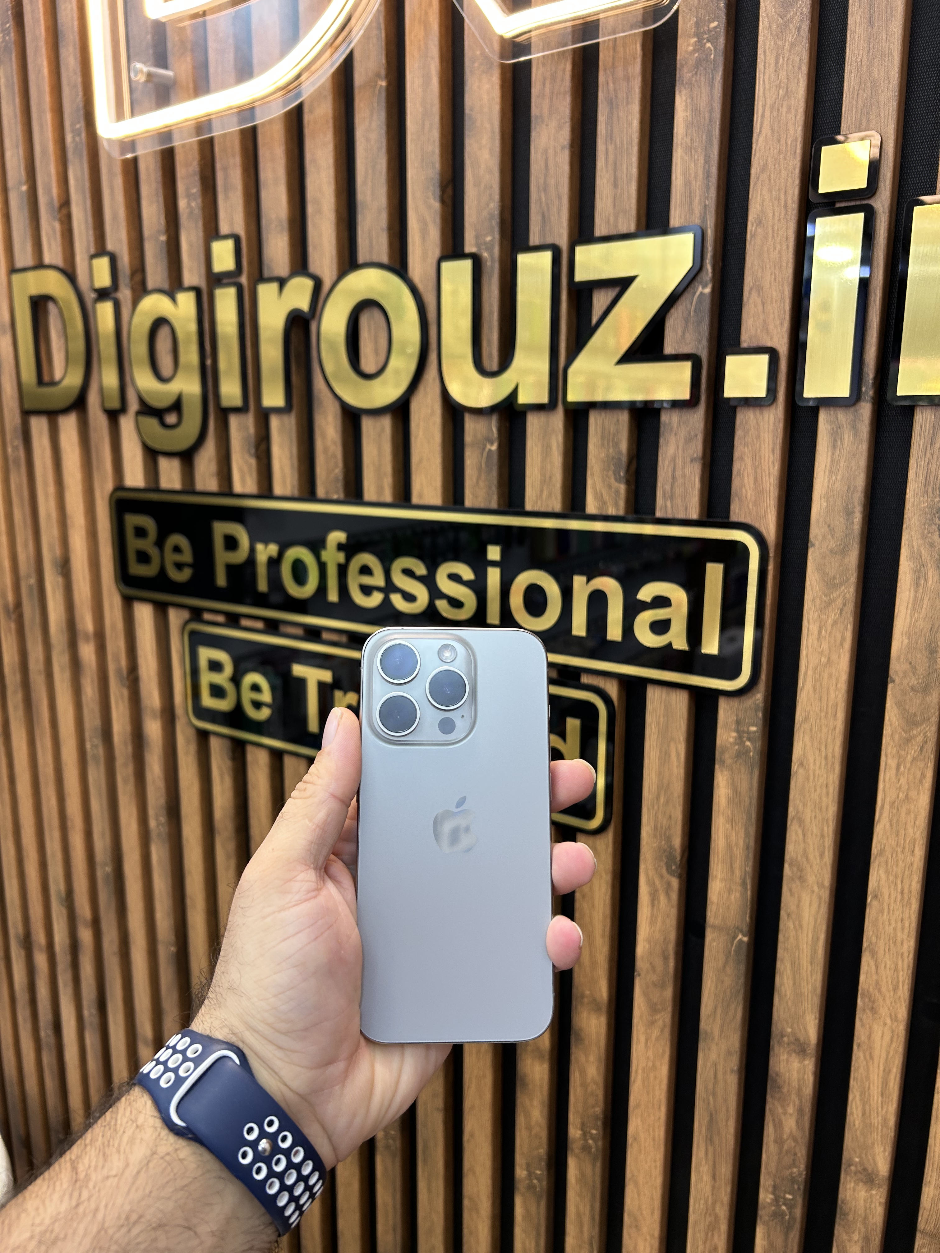 گوشی اپل iPhone 15 Pro ظرفیت 256 گیگابایت رنگ تیتانیوم نچرال مدل CH/A با سلامت باتری 87 درصد