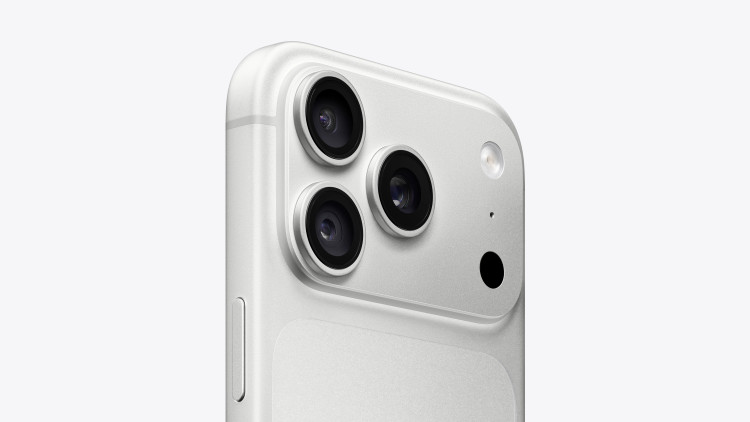 iPhone 18 Pro 2TB نقرهای، نمای نزدیک دوربینهای پشت