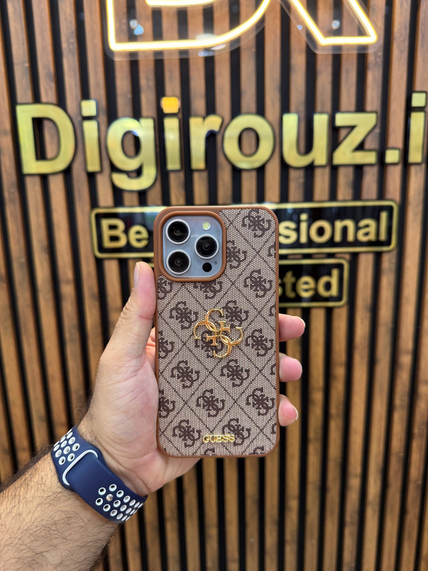 گارد آیفون طرح Guess مدل Monogram با لوگوی فلزی طلایی